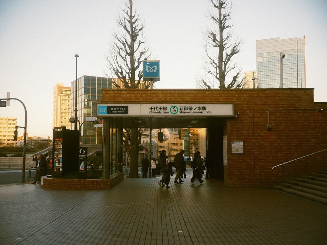 2025年水战还在打:1元水已成常态 农民山泉“回血” 娃哈哈杀进一线